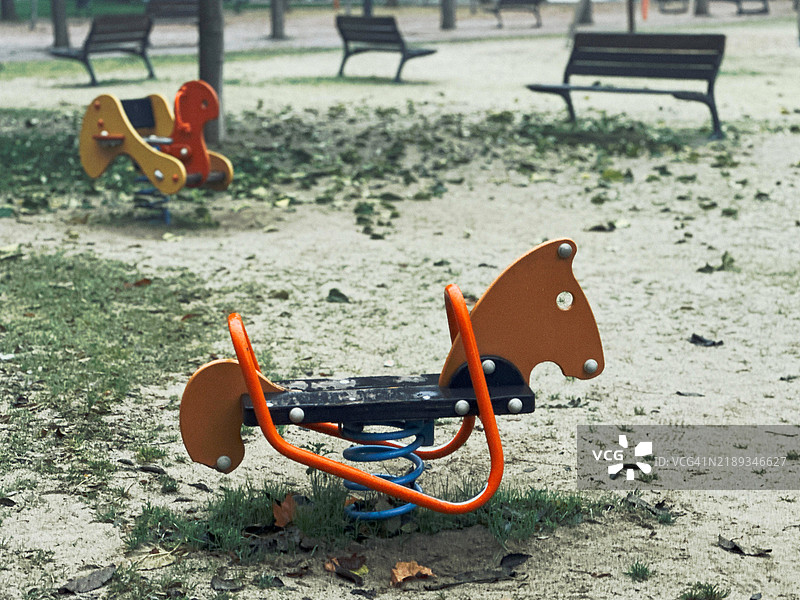 儿童游乐区的摇马图片素材