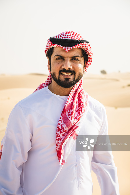 沙漠中阿拉伯男子的肖像图片素材