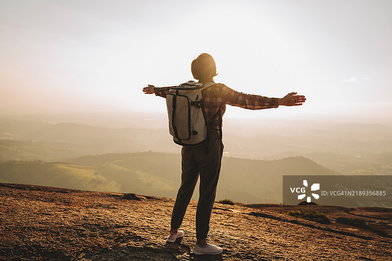 山上的女人张开双臂图片素材