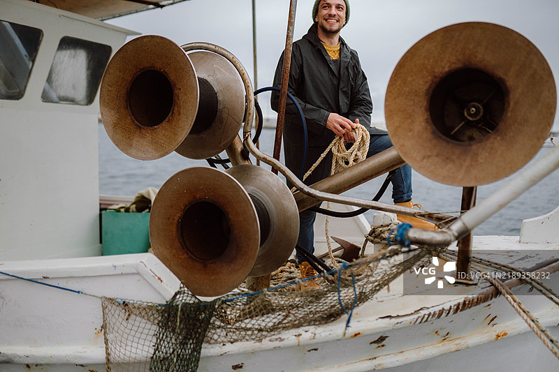去钓鱼的时间了图片素材