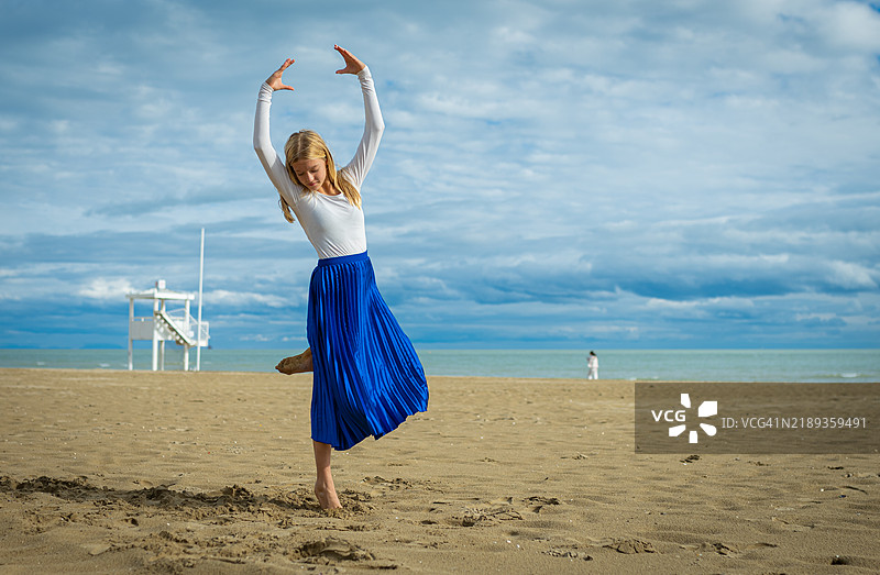 在海滩上跳舞的富有表现力的舞者图片素材