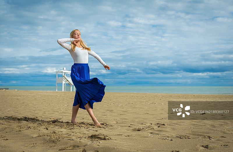 在海滩上跳舞的富有表现力的舞者图片素材