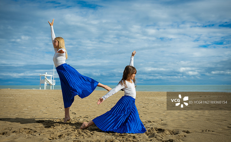 两位富有表现力的舞者在海滩上跳舞图片素材
