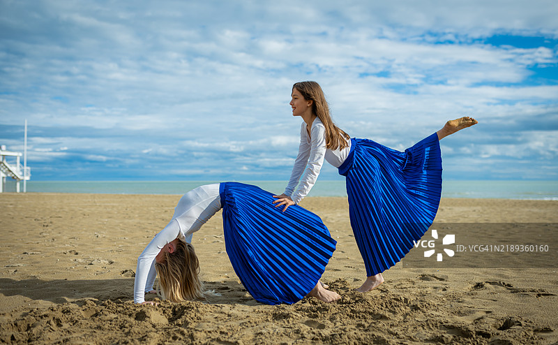 两位富有表现力的舞者在海滩上跳舞图片素材