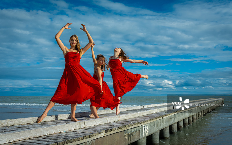 富有表现力的芭蕾舞者在码头上跳舞图片素材