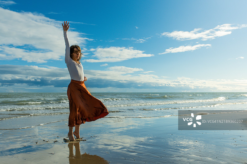年轻的芭蕾舞者在海滩上跳舞图片素材