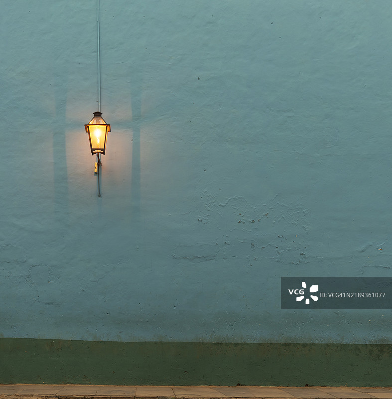 古巴。古巴的特立尼达。殖民墙上的街灯。图片素材