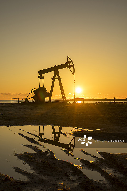 日落时的油泵。图片素材