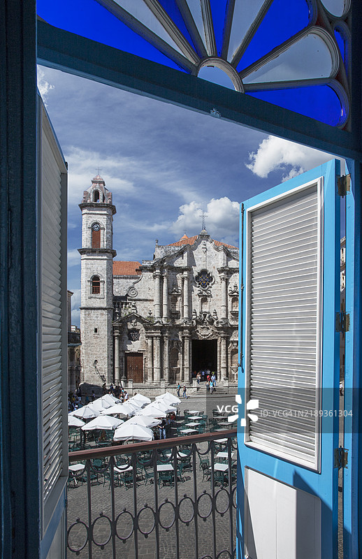古巴。哈瓦那。殖民风格的窗户俯瞰大教堂广场。图片素材