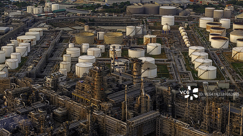 石油化工和炼油工业区的鸟瞰图。图片素材