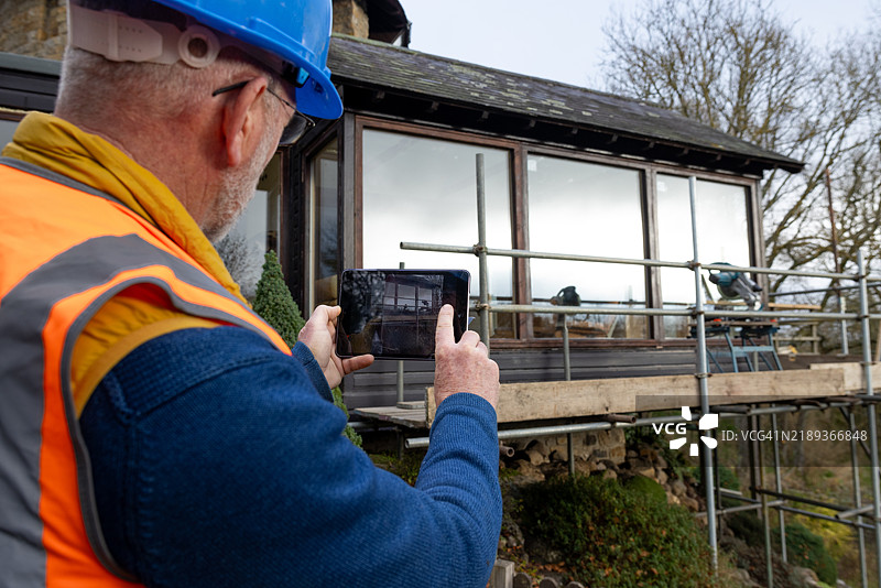 使用数字平板电脑进行房屋测量图片素材