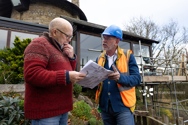 建筑检查员与客户图片素材