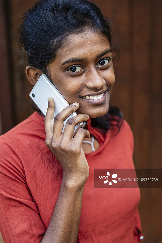 斯里兰卡年轻女性使用手机图片素材