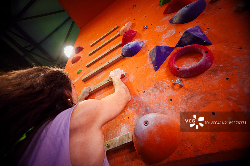 运动员攀爬攀岩墙的广角视图图片素材