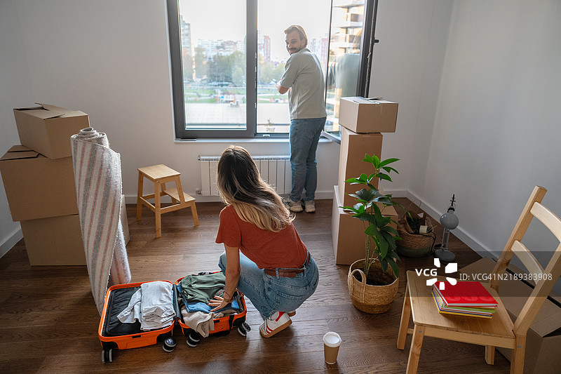 女人在新家 unpack 行李箱图片素材