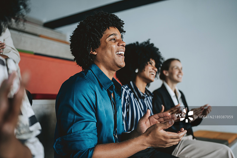 一群人正在为讲座鼓掌图片素材