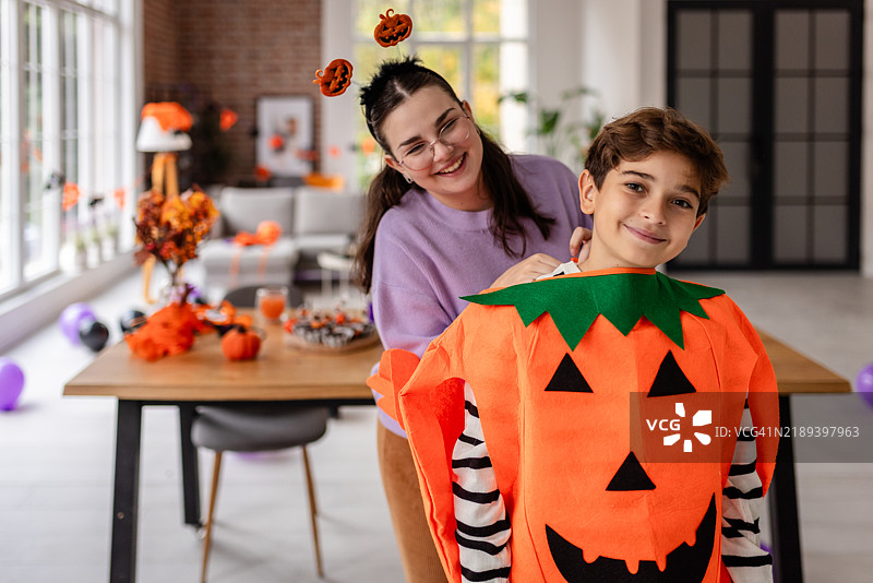 一起准备万圣节的快乐时光图片素材