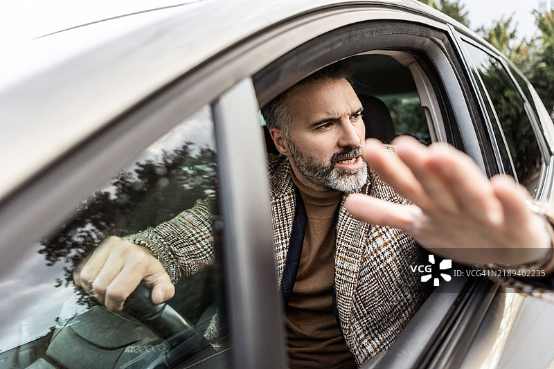 愤怒的专业人士在驾驶座上大喊图片素材