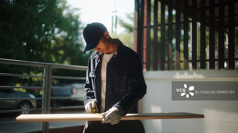 木匠在测量。图片素材