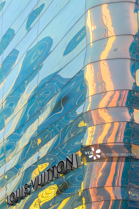 日本东京银座的法国奢侈时尚品牌路易威登商店图片素材