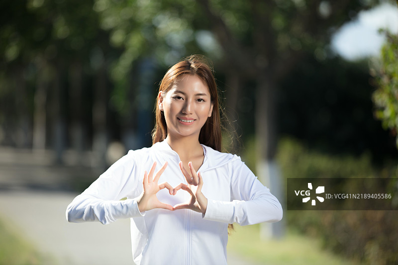 亚洲年轻女性用手做出心形图片素材