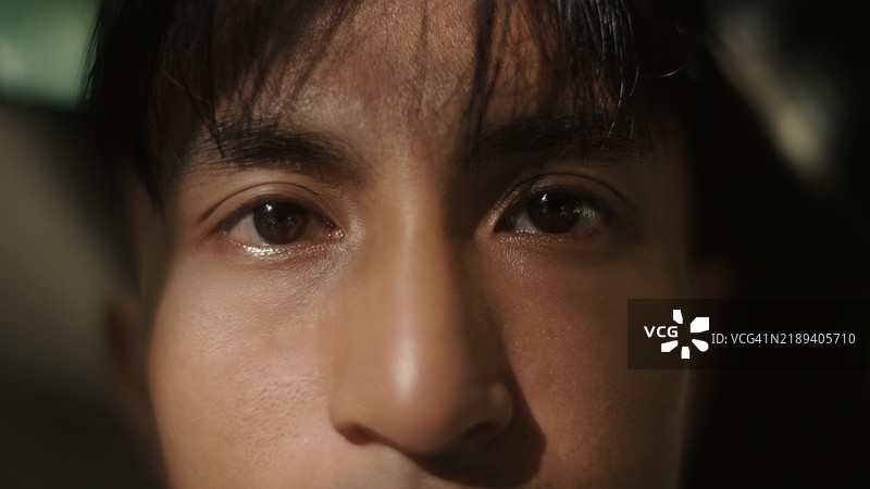 男人的宁静肖像。图片素材