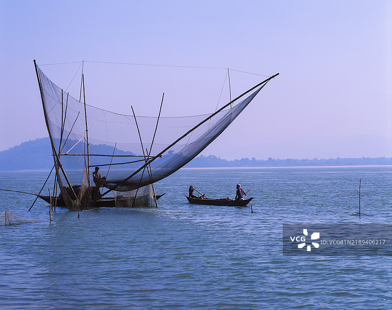 在布拉马普特拉河钓鱼图片素材