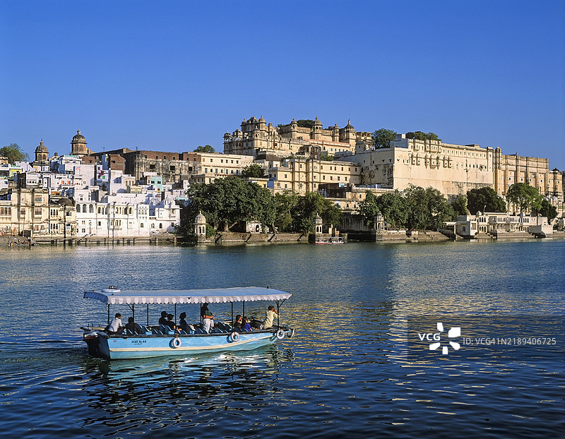 皮丘拉湖，背景是城市宫殿，乌代布尔 1992年图片素材