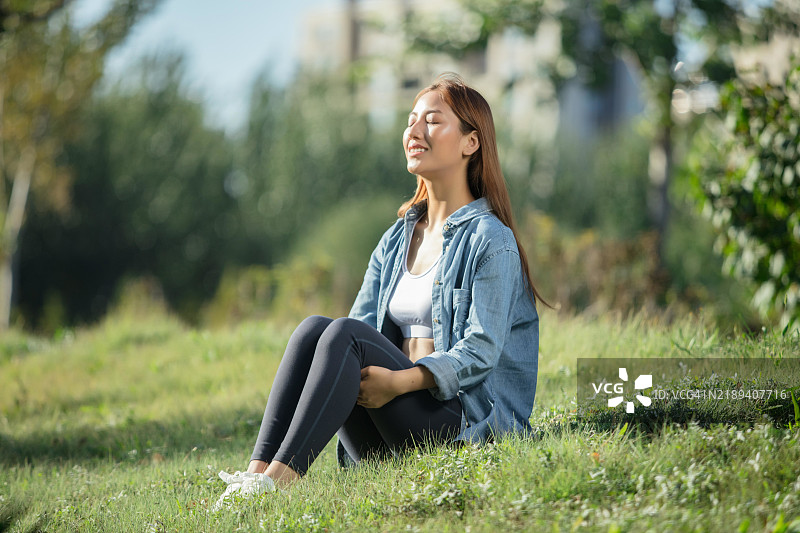 年轻的亚洲女性在公园里放松图片素材