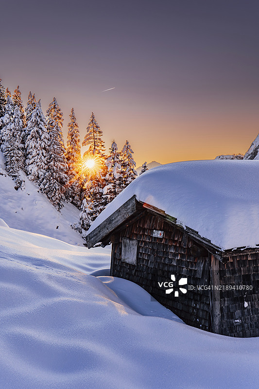巴伐利亚阿尔高地区的特格尔贝格小屋，日出时分的雪地之旅。冬季仙境，德国，欧洲图片素材