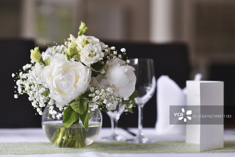 美丽浪漫的婚礼桌布置，搭配白色花束图片素材