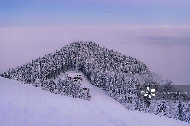 巴伐利亚阿尔高地区的特格尔贝格日出雪地游。冬季仙境，德国，欧洲图片素材
