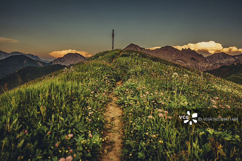 在奥地利蒂罗尔州贝尔旺附近的莱赫塔尔谷的霍尼格山徒步旅行团图片素材