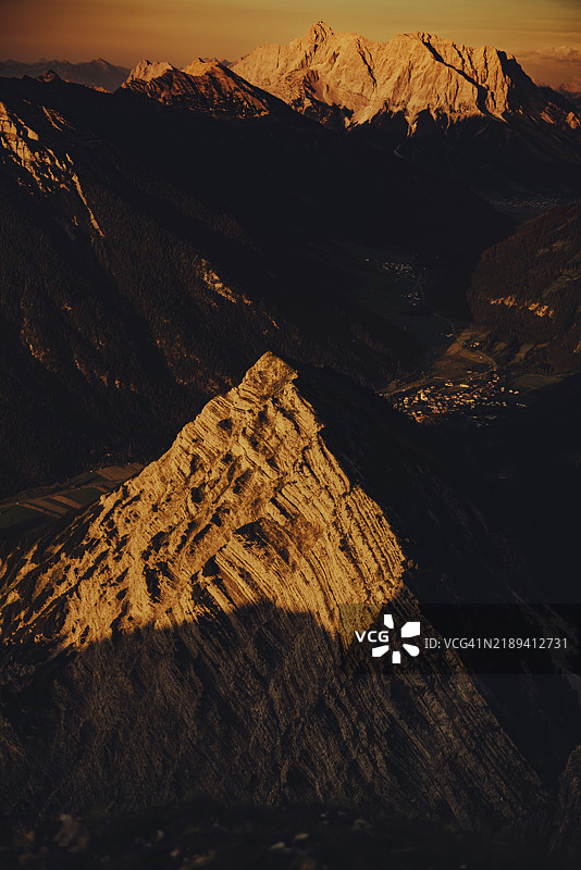 在奥地利蒂罗尔的莱赫塔尔山谷，夕阳下的塔内勒峰，俯瞰周围壮丽的山脉。图片素材