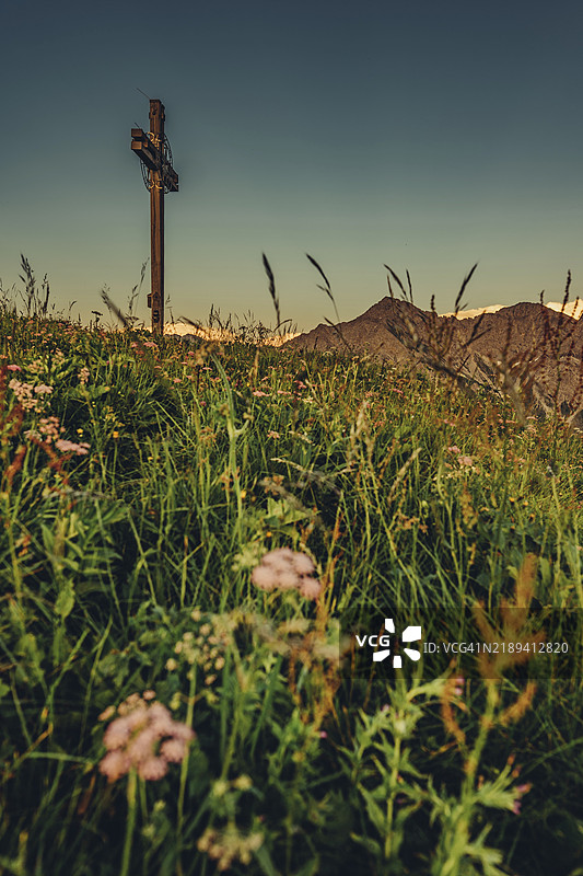在奥地利蒂罗尔州贝尔旺附近的莱赫塔尔谷的霍尼格山徒步旅行团图片素材