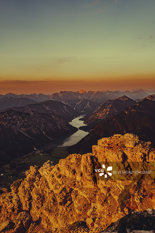 在奥地利蒂罗尔的莱赫塔尔山谷，夕阳下的塔内勒峰，俯瞰周围壮丽的山脉。图片素材