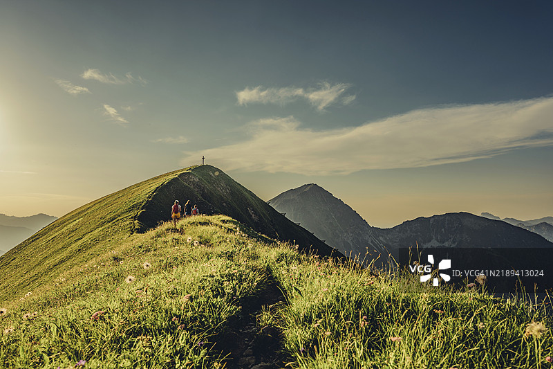 在奥地利蒂罗尔州贝尔旺附近的莱赫塔尔谷的霍尼格山徒步旅行团图片素材