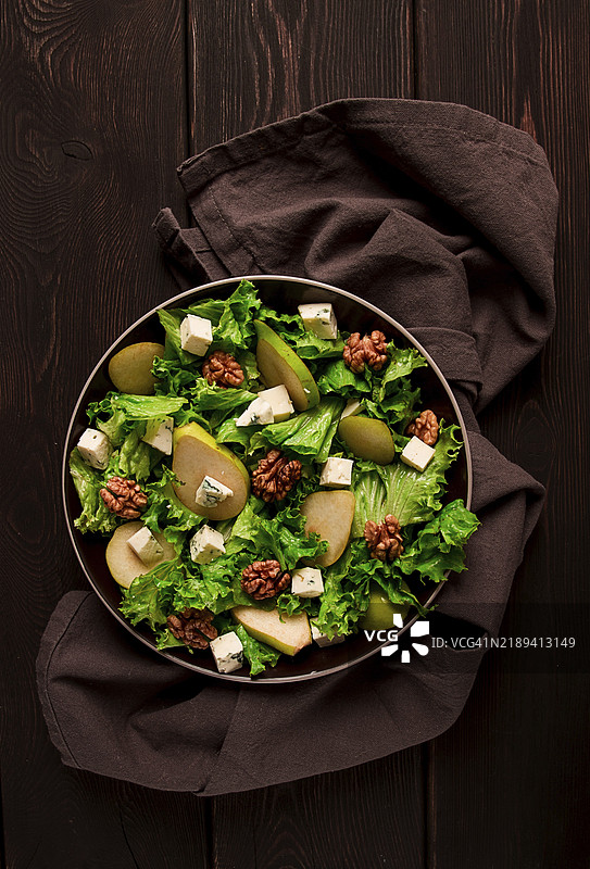 生酮沙拉，梨配蓝纹奶酪和核桃，选择性对焦，无人，特写图片素材