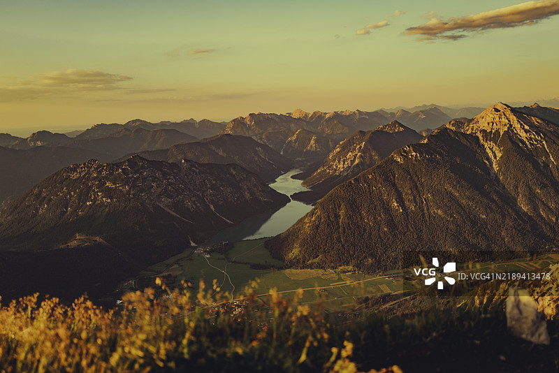 在奥地利蒂罗尔的莱赫塔尔谷，夕阳下的塔内勒峰，俯瞰周围壮丽的山脉。图片素材