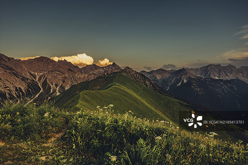 在奥地利蒂罗尔州贝尔旺附近的莱赫塔尔谷的霍尼格山徒步旅行团图片素材