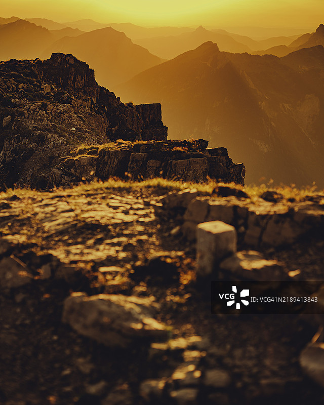 在奥地利蒂罗尔的莱赫塔尔山谷，夕阳下的塔内勒峰，俯瞰周围壮丽的山脉。图片素材