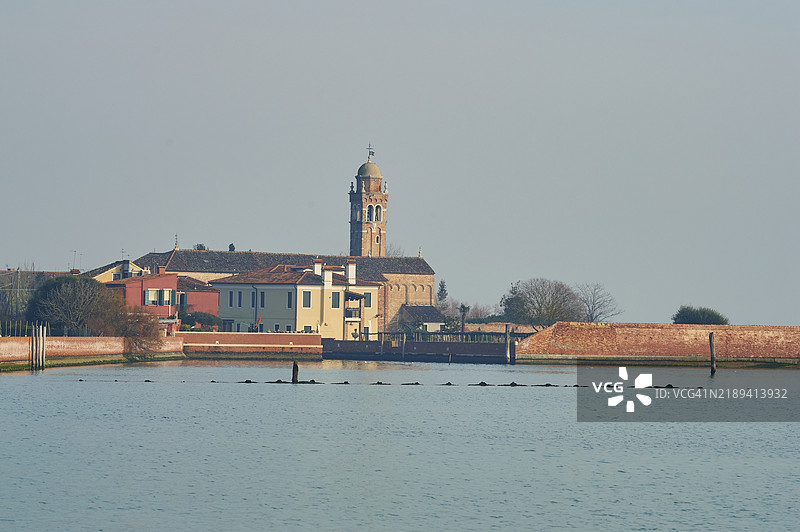 意大利布拉诺的圣马丁主教教堂从水道看去图片素材