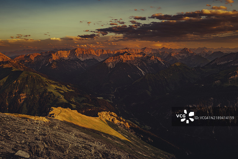 在奥地利蒂罗尔的莱赫塔尔谷，夕阳下的塔内勒峰，俯瞰周围壮丽的山脉。图片素材