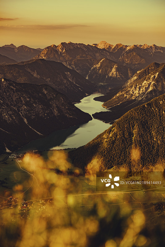 在奥地利蒂罗尔的莱赫塔尔谷，夕阳下的塔内勒峰，周围山脉的美丽景色尽收眼底。图片素材