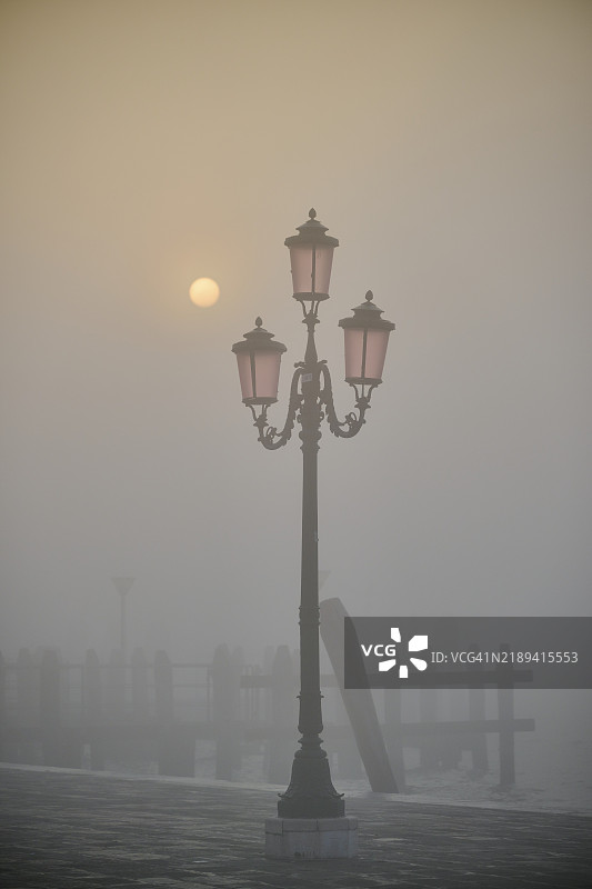 冬季意大利威尼斯雾霭中的日出时分，'Alilaguna'的灯笼图片素材