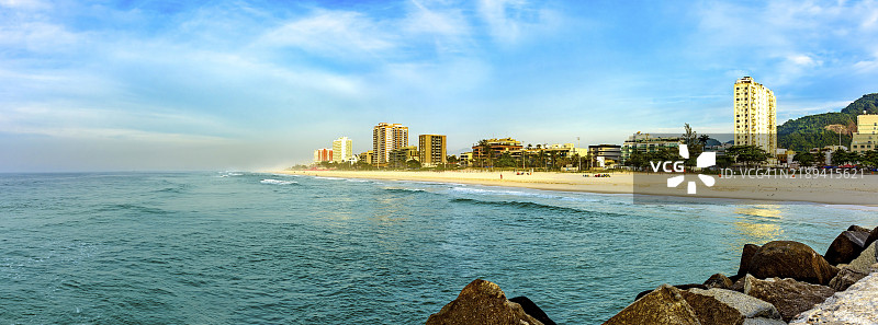 黎明时分从堤岸码头俯瞰巴哈达蒂茹卡海滩的全景照片，位于巴西南美洲的里约热内卢市。图片素材