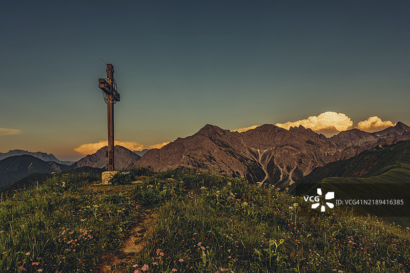 在奥地利蒂罗尔州贝尔旺附近的莱赫塔尔谷的霍尼格山徒步旅行团图片素材