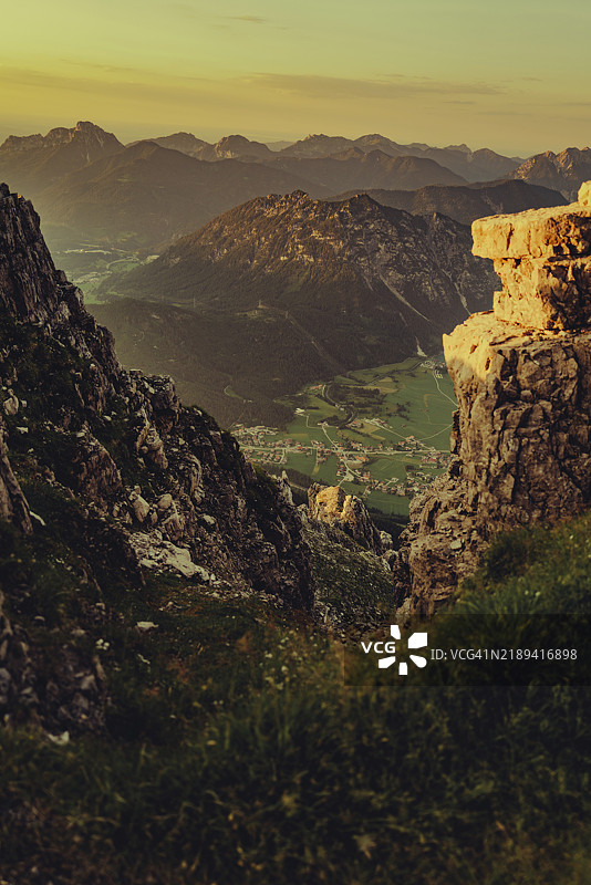 在奥地利蒂罗尔的莱赫塔尔山谷，夕阳下的塔内勒峰，俯瞰周围壮丽的山脉。图片素材