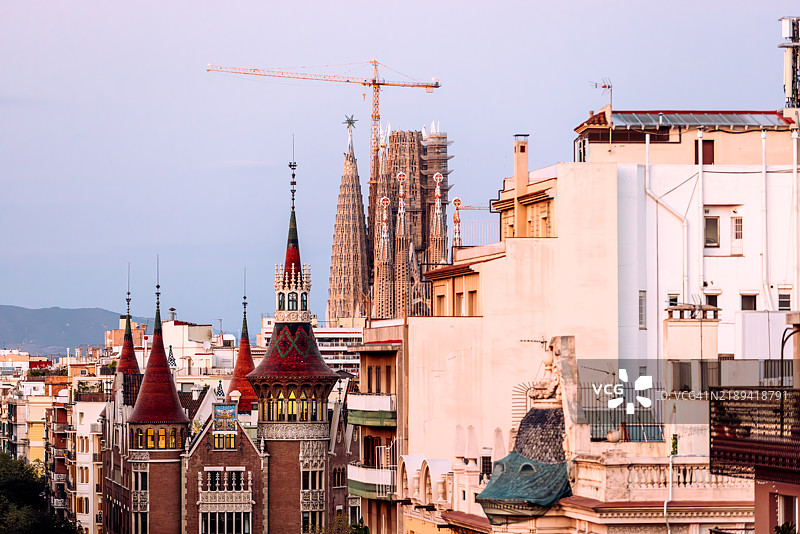 巴塞罗那天际线，包含了普恩克斯之家和圣家堂的塔楼，加泰罗尼亚，西班牙图片素材