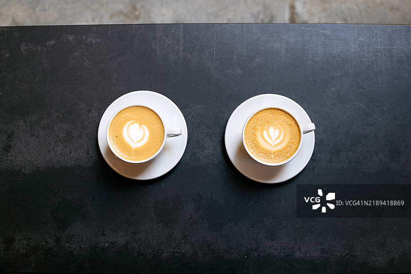 咖啡店内两杯卡布奇诺的俯视图图片素材